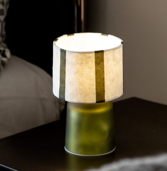 Lampada emò base verde e paralume a strisce bianco e verde